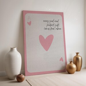 Stampa artistica da parete su tela con carta da gioco "Asso rosa", citazione cristiana, decorazione con carta da gioco a forma di cuore incorniciata, poster motivazionale fedele per cameretta dei bambini o come regalo.