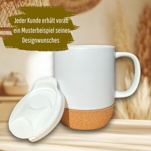 May include: White ceramic mug with a cork base and a white lid. The mug has a curved handle and is partially covered by the lid. The text in the image says "Jeder Kunde erh&auml;lt vorab ein Musterbeispiel seines Designwunsches."