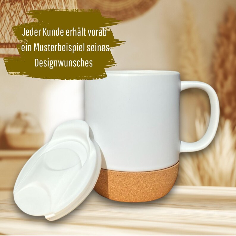 May include: White ceramic mug with a cork base and a white lid. The mug has a curved handle and is partially covered by the lid. The text in the image says "Jeder Kunde erh&auml;lt vorab ein Musterbeispiel seines Designwunsches."