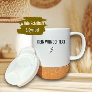 May include: White ceramic mug with a cork base and a white lid. The mug has the text "DEIN WUNSCHTEXT" and a heart symbol. The text "W&auml;hle Schriftart & Symbol" is also visible.