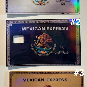 Op de afbeelding: Drie Mexican Express-kaarten met het Mexicaanse wapen. De kaarten zijn zilver, zwart en goudkleurig, met bovenaan de tekst "MEXICAN EXPRESS". Elke kaart heeft een ander nummer en een "MEMBER SINCE"-datum.