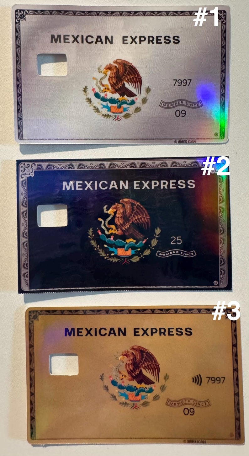 Op de afbeelding: Drie Mexican Express-kaarten met het Mexicaanse wapen. De kaarten zijn zilver, zwart en goudkleurig, met bovenaan de tekst "MEXICAN EXPRESS". Elke kaart heeft een ander nummer en een "MEMBER SINCE"-datum.