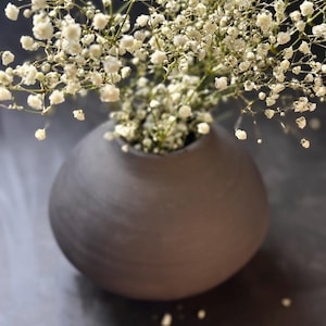 Morena – Black Ceramic Vase – Handmade Sculptural Pottery – Organic Wabi Sabi Home Decor
