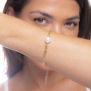 Gold Pearl Bracelet – Dainty Chain Bracelet with Freshwater Pearl | Minimalist Jewelry Gift for Her | Elegant Everyday Bracelet