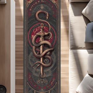 Puede incluir: Una esterilla de yoga rectangular con una ilustración detallada de una espada entrelazada por una serpiente. El diseño incorpora una paleta de colores oscuros con acentos rojos y dorados, y símbolos antiguos. La esterilla está colocada sobre un suelo de madera.