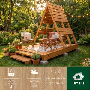 Könnte beinhalten: Eine hölzerne A-Rahmen-Pergola-Struktur mit Terrasse, zwei Stühlen mit weißen Kissen und einem kleinen Tisch. Das Bild enthält Text, der 8' x 10' A-Rahmen-Pergola-Deckpläne, digitalen Download und DIY DIY sowie Symbole für PDF und Maßband zeigt.