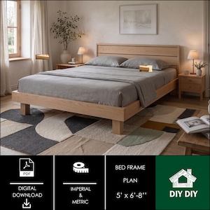 Puede incluir: Un plan de estructura de cama en descarga digital que presenta una estructura de madera clara con un cabecero de listones horizontales, ropa de cama gris y dos mesitas de noche a juego. El texto indica unas dimensiones de 152 cm por 203 cm.
