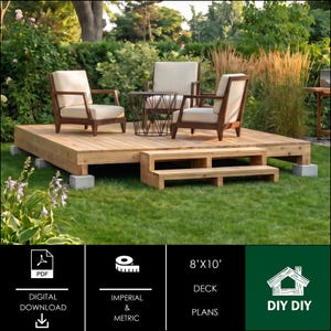 Op de afbeelding: Digitale download van 8'x10' terrasplannen met een houten terras met twee treden, drie houten stoelen met gebroken witte kussens en een zwarte draad-bijzettafel. De afbeelding bevat iconen voor PDF, meetlint en een huisframe met de tekst DIY DIY.
