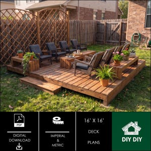 Op de afbeelding: Een houten terras met een oppervlakte van 4,88 m x 4,88 m, voorzien van geïntegreerde banken, meerdere stoelen met donkere kussens en een centrale tafel. De structuur bevat een latwerk privacyscherm en potplanten. DIY-plannen als download.