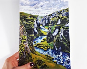 Puede incluir: Una pintura de un cañón con un río que fluye a través de él. Las paredes del cañón son verdes y marrones, y el río es azul. El cielo está nublado y gris.