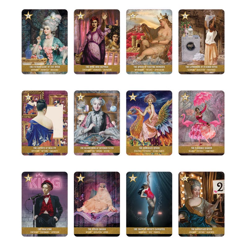 Puede incluir: Un juego de doce cartas de tarot con ilustraciones de figuras en entornos hist&oacute;ricos y de fantas&iacute;a. Cada carta tiene una imagen &uacute;nica con texto en la parte inferior. Las cartas tienen una estrella dorada en la parte superior.