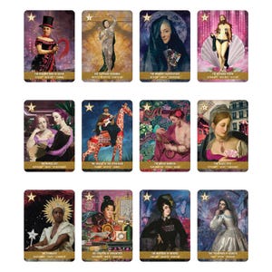 Puede incluir: Un conjunto de cartas de tarot con ilustraciones art&iacute;sticas y bordes dorados. Cada carta tiene una estrella en la parte superior y presenta figuras en varios escenarios. Los t&iacute;tulos incluyen "The Rebel Venus" y "The Treasure of Secrets".