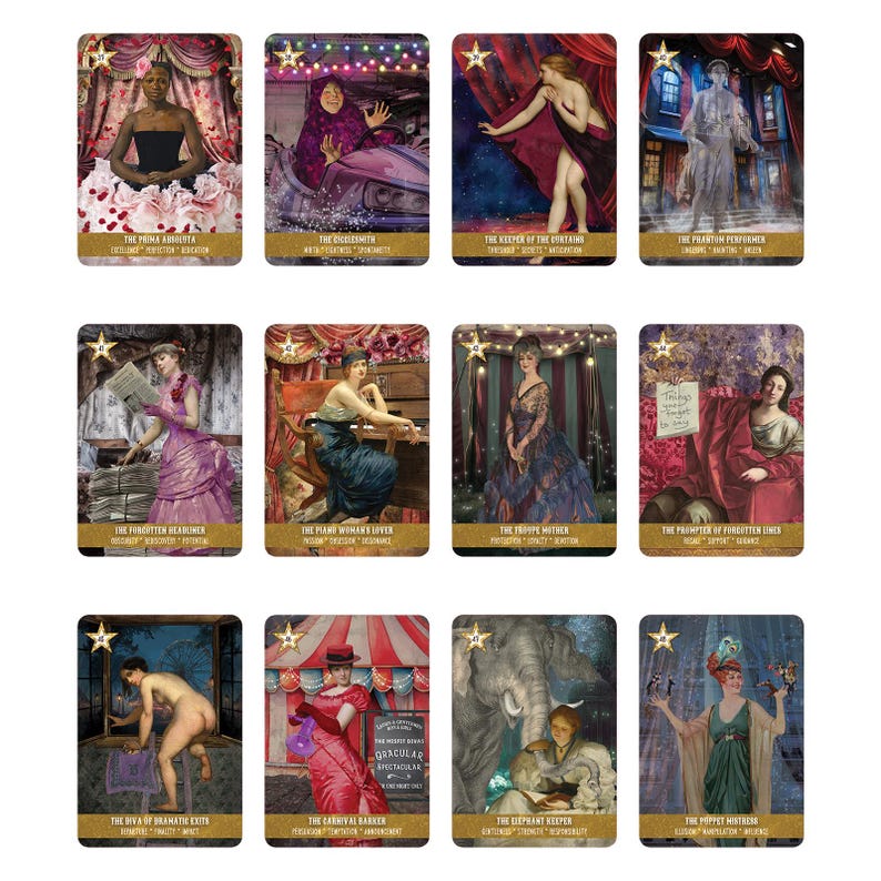 Puede incluir: Un conjunto de doce cartas de tarot con bordes dorados y detalles de estrellas. Cada carta presenta una ilustraci&oacute;n de estilo vintage con texto. Las cartas representan diversas figuras y escenas, incluyendo una mujer con un vestido y un elefante.