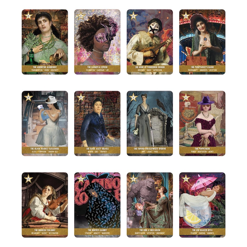 Puede incluir: Un conjunto de cartas del tarot con ilustraciones de estilo vintage. Cada carta presenta una imagen y un t&iacute;tulo &uacute;nicos, como "El Alquimista", "La Reina del Carnaval" y "El Violinista Roto". Las cartas tienen bordes dorados y detalles de estrellas.
