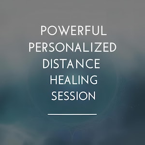 Könnte beinhalten: Ein Farbverlaufshintergrund in Grau und Türkis mit dem weißen Text: "POWERFUL PERSONALIZED DISTANCE HEALING SESSION". Unter dem Text befindet sich eine weiße Linie. Das Bild hat eine weiche, verschwommene Ästhetik.