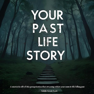 Puede incluir: Imagen con el texto "YOUR PAST LIFE STORY" en letras blancas. El fondo es un bosque oscuro y brumoso con una escalera de piedra que conduce a una abertura brillante. Texto adicional en la parte inferior.