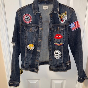 Sneak Peak Denim Juniors Damjeansjacka med Pop Culture-märken Storlek M