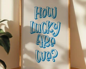 How Lucky Are We Print, bleu Stripe, Trendy Aesthetic Home Decor, Cute Positive Quote Gift, Aesthetic Preppy Printable Art, Navy Blue Quote