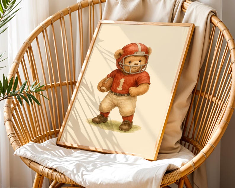 Pu&ograve; includere: Un'illustrazione ad acquerello di un orsacchiotto che indossa una divisa da football rosso e bianca e un casco, tenendo un pallone da football. L'orso &egrave; in piedi su un campo verde.