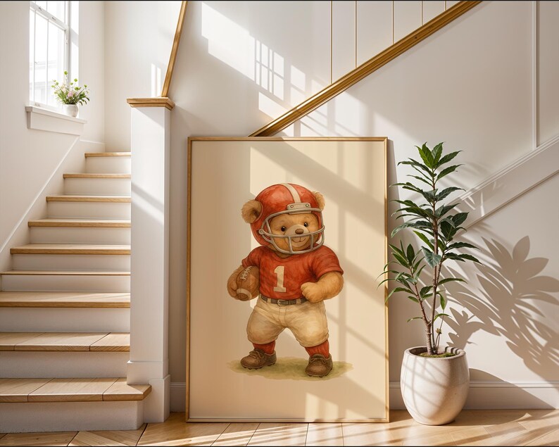 Pu&ograve; includere: Un orsacchiotto di peluche marrone che indossa una divisa da football rosso e bianca e un casco. L'orso tiene un pallone da football e sta in piedi su uno sfondo beige.