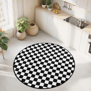 Könnte beinhalten: Ein runder Teppich mit einem schwarz-weißen Schachbrettmuster. Der Teppich liegt auf einem hellen Boden in einer Küche. Das Design des Teppichs ist ein klassisches, geometrisches Muster.