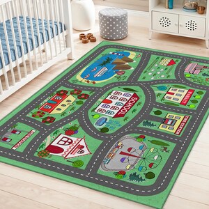 Può includere: Un tappeto gioco verde per bambini con un design a mappa stradale. Il tappeto presenta strade, edifici, una ruota panoramica e una scuola. Le parole "SCHOOL", "GAS STATION", "MARKET" e "FIRE CENTER" sono visibili.