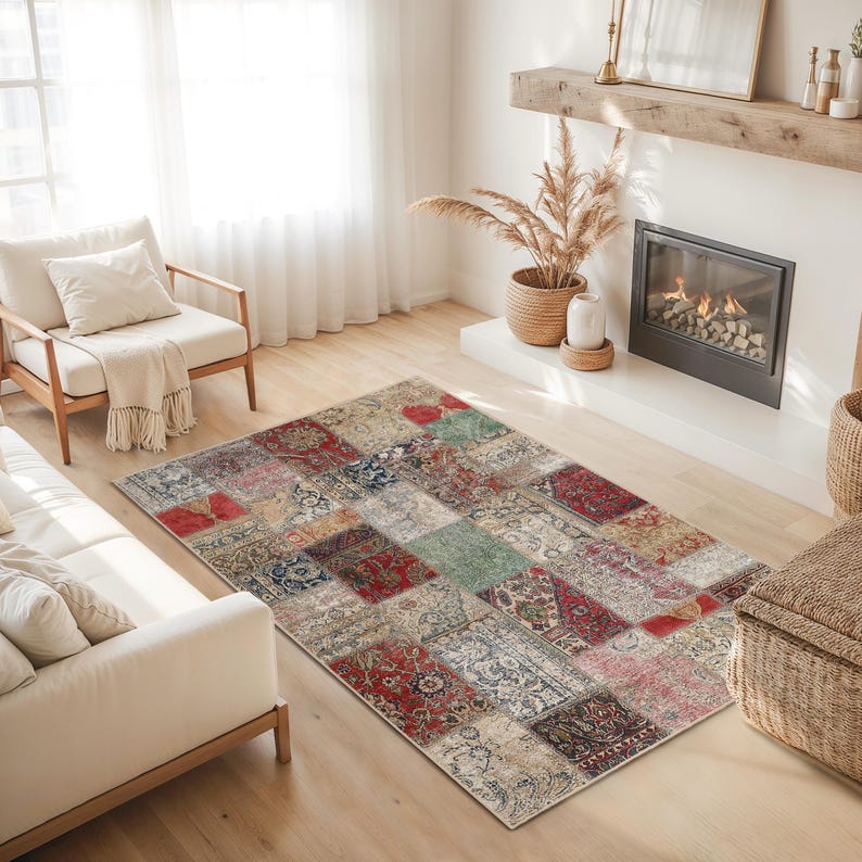 Peut inclure: Un tapis rectangulaire en patchwork d'aspect vintage et vieilli. Le tapis pr&eacute;sente une vari&eacute;t&eacute; de couleurs, dont le rouge, le beige, le vert et le bleu, dispos&eacute;es en motif g&eacute;om&eacute;trique. Le tapis est pos&eacute; sur un sol en bois clair dans un salon.
