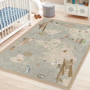 Puede incluir: Alfombra rectangular con diseño de mapa del mundo en tonos azules, beige y marrón. La alfombra presenta ilustraciones de aviones, globos aerostáticos y vida marina. La alfombra tiene un borde marrón claro y es adecuada para una habitación infantil. Mide aprox. 150 cm x 200 cm.