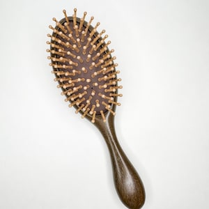 Spazzola per capelli in legno di sandalo con setole di bambù naturale