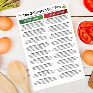 Puede incluir: Vista superior de una disposici&oacute;n de alimentaci&oacute;n saludable. La imagen presenta tomates frescos, huevos, esp&aacute;rragos, zanahorias y una lista titulada "The Galveston Diet Tips". Tambi&eacute;n hay cucharas de madera y una tabla de cortar, lo que sugiere un enfoque en alimentos integrales.