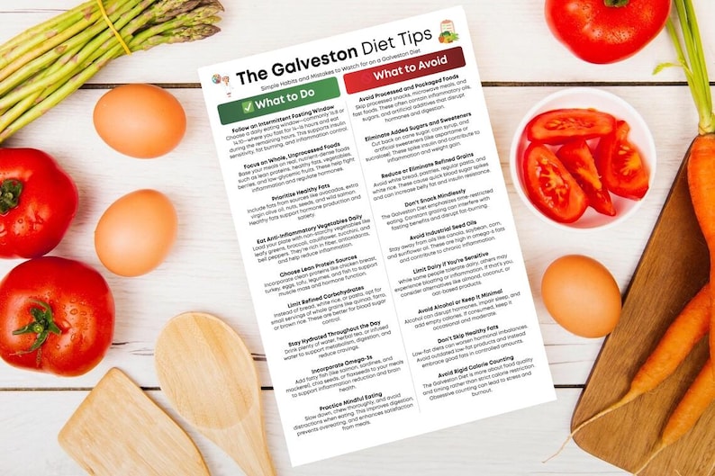 Puede incluir: Vista superior de una disposici&oacute;n de alimentaci&oacute;n saludable. La imagen presenta tomates frescos, huevos, esp&aacute;rragos, zanahorias y una lista titulada "The Galveston Diet Tips". Tambi&eacute;n hay cucharas de madera y una tabla de cortar, lo que sugiere un enfoque en alimentos integrales.