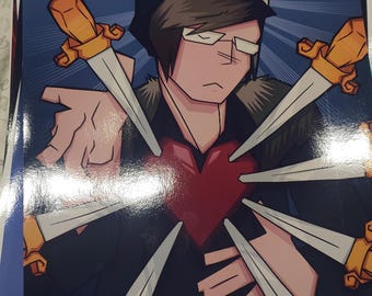 Könnte beinhalten: Illustration einer Person mit Heiligenschein, Brille und schwarzem Hut, mit einem roten Herzen, das von mehreren Schwertern durchbohrt wird. Der Hintergrund ist dunkelblau mit radialen Linien. Die Schwerter haben goldene Griffe.