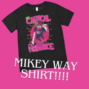 Könnte beinhalten: Schwarzes T-Shirt mit einer Grafik einer Person und dem Text "MY CHEMICAL ROMANCE" und "WAY" in Pink und Grün. Das Shirt hat auch den Text "MIKEY WAY SHIRT!!!!" in Weiß.