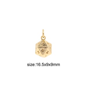 Peut inclure: Un charme en métal doré en forme de dé à vingt faces. Le dé porte les chiffres de 1 à 20 sur ses faces. Le charme mesure environ 4,2 cm de diamètre.
