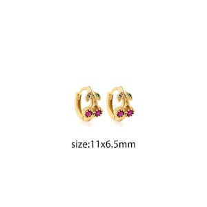 18K Gold gefüllte CZ Kirsche Creolen, zierliche Obst Ohrringe, Gold Huggies Creolen, minimalistische Ohrringe, Geschenk für Sie