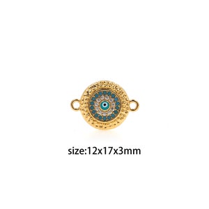 Könnte beinhalten: Goldfarbener runder Charm-Anhänger mit einem bösen Blick-Design. Der Anhänger hat einen strukturierten Rand, türkisfarbene und weiße Akzente sowie ein zentrales blaues Auge. Er misst ca. 12 x 17 x 3 mm und hat zwei Schlaufen zur Befestigung.