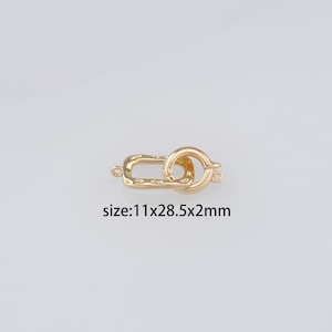 Peut inclure: Fermoir en métal doré avec un design rectangulaire et circulaire. Le fermoir mesure 11 x 28,5 x 2 mm.