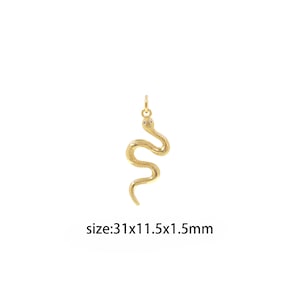 Puede incluir: Pendiente de serpiente de oro con superficie texturizada. Tamaño: 3,1 x 1,15 x 1,5 cm.