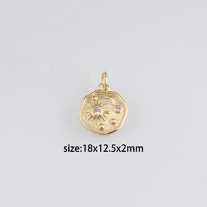 Puede incluir: Encanto de colgante dorado con un diseño de sol y luna con acentos de cristal transparente. El colgante mide 18 mm x 12,5 mm x 2 mm.