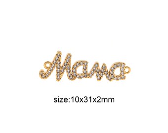 Puede incluir: Encanto de metal dorado con la palabra "Mama" escrita en pedrería. El encanto mide aproximadamente 10 mm x 31 mm x 2 mm.