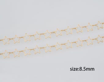 Op de afbeelding: Gouden sterketting met een maat van 8,5 mm. De ketting is gemaakt van kleine, met elkaar verbonden stervormen.