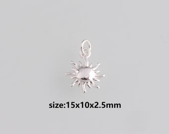 Puede incluir: Un pequeño dije de sol plateado con un lazo para colgar. El sol tiene un centro redondeado y rayos puntiagudos. Mide aproximadamente 1,5 cm x 1 cm x 0,25 cm.