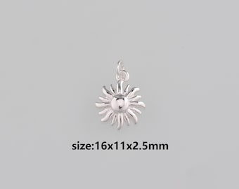 Puede incluir: Un charm de sol plateado con una esfera central y rayos radiantes. El charm mide aproximadamente 16 x 11 x 2,5 mm. El charm tiene un pequeño lazo en la parte superior para sujetarlo a un collar o pulsera.