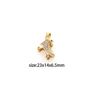 Puede incluir: Encanto de patín de ruedas de tono dorado con diamantes de imitación transparentes. El encanto mide aproximadamente 2,3 cm de largo, 1,4 cm de ancho y 0,65 cm de alto.  size:23x14x6.5mm