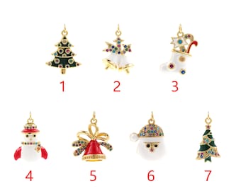 Puede incluir: Siete colgantes de encanto de Navidad en tono dorado con detalles de esmalte de colores y pedrería. Los encantos incluyen un árbol de Navidad, campanas, una media, un muñeco de nieve, una campana con un lazo, una cabeza de muñeco de nieve y un árbol de Navidad.