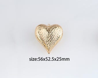 May include: A gold heart-shaped pendant with a textured surface. Size: 56x52.5x25mm.