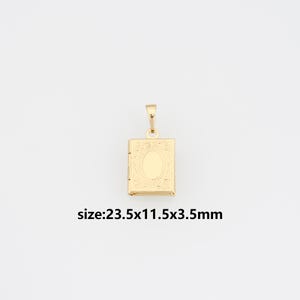 Peut inclure: Pendentif locket rectangulaire doré avec un motif ovale au centre. Le pendentif mesure 23,5 mm x 11,5 mm x 3,5 mm. Le locket a une petite boucle en haut pour une chaîne.