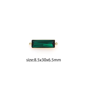 Könnte beinhalten: Ein grüner rechteckiger Kristall mit goldfarbenen Metallakzenten. Der Kristall misst 8,5 x 30 x 6,5 mm.  size: 8.5x30x6.5mm