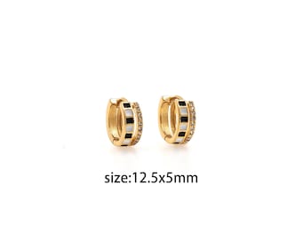 18K Gold gefüllte karierte Ohrringe, zierliche Emaille-Creolen Huggie, Boho-Ohrringe, handgefertigte Ohrringe