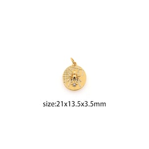 Puede incluir: Encanto de colgante dorado con un diseño de araña en una telaraña con un pequeño cristal transparente. El colgante mide 21 mm x 13,5 mm x 3,5 mm.